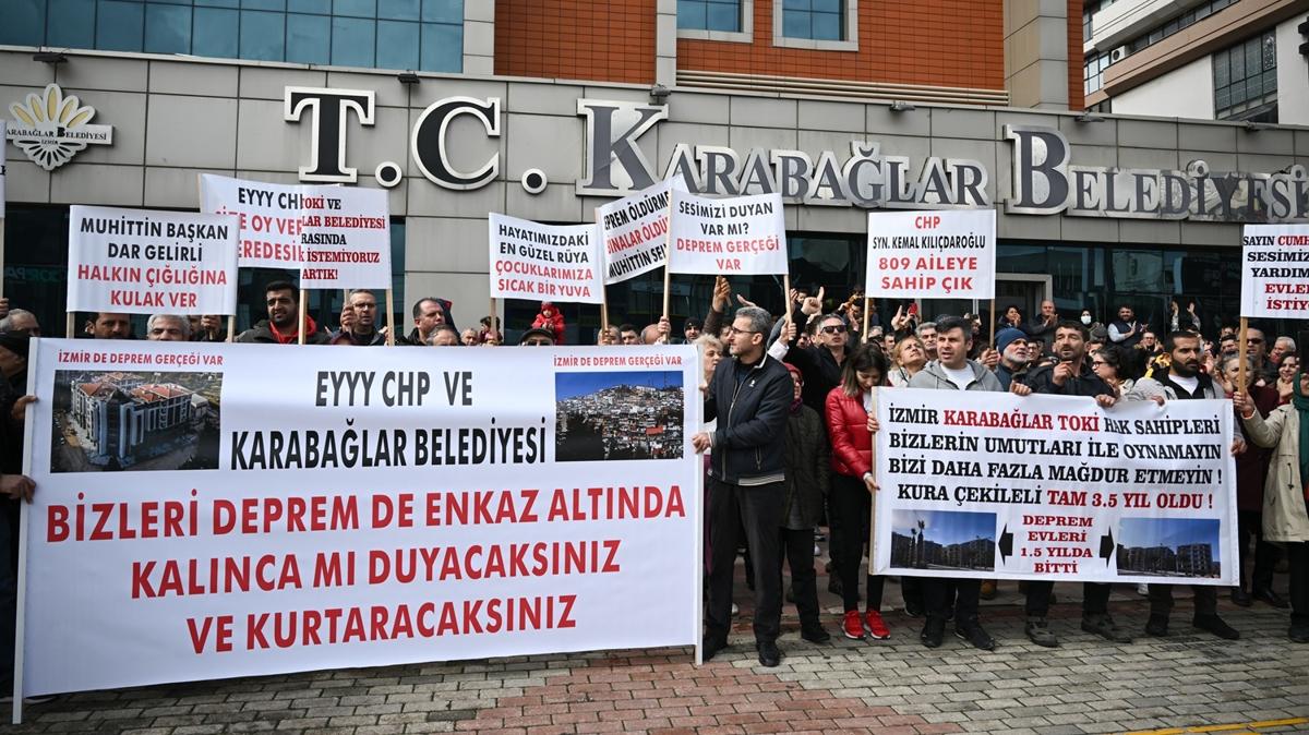 İzmir Karabağlar'daki TOKİ projesinin hak sahipleri, belediye önünde eylem yaptı