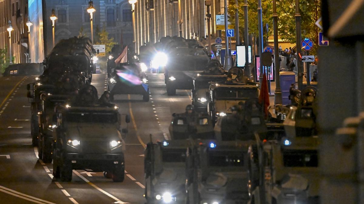 Moskova'da Zafer Bayram askeri geit treninin gece provas yapld