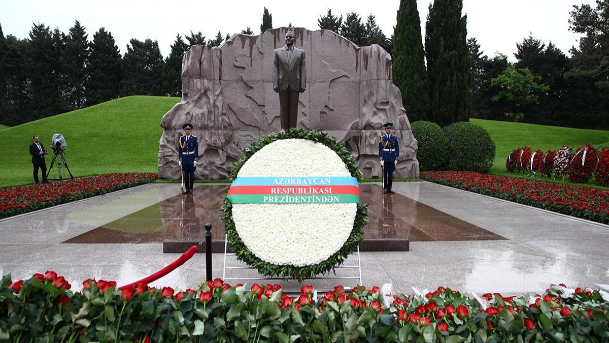 Haydar Aliyev'den babasnn mezarna ziyaret