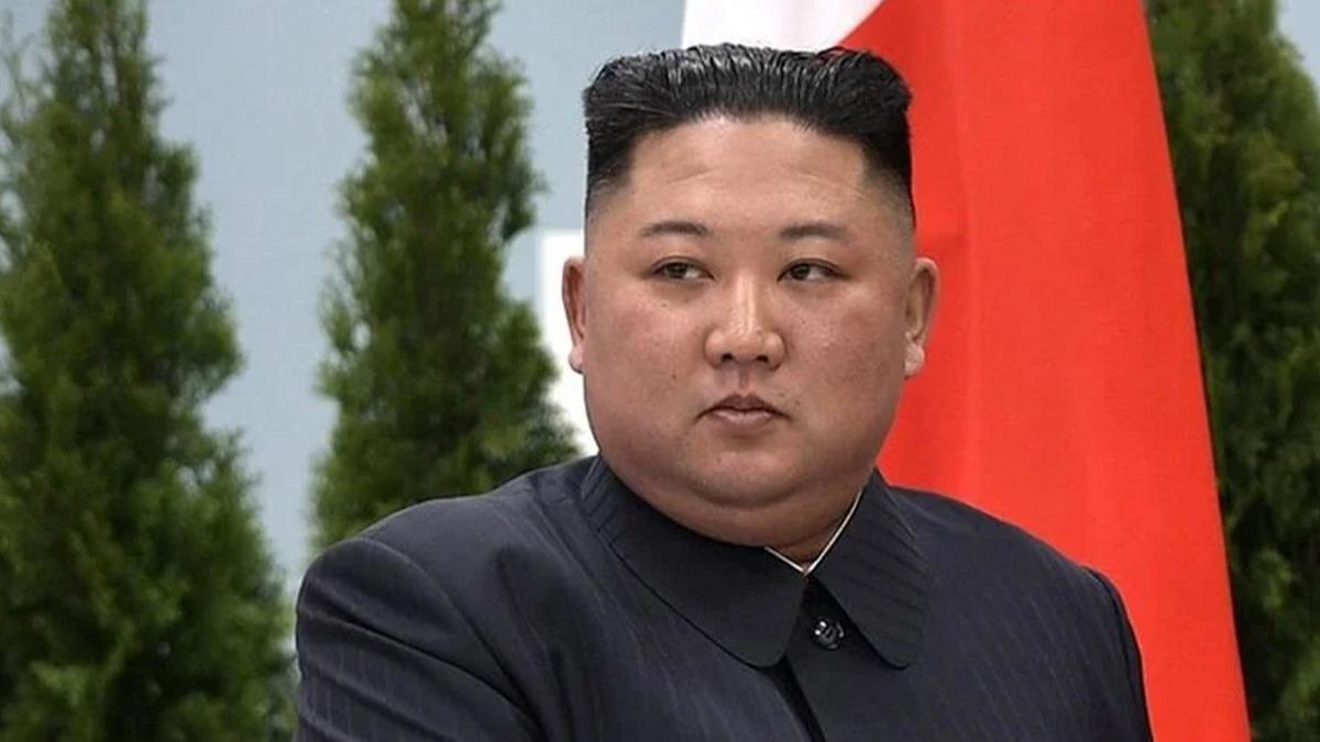 Kim Jong-un Kuzey Kore'nin ilk askeri casus uydusunu inceledi 
