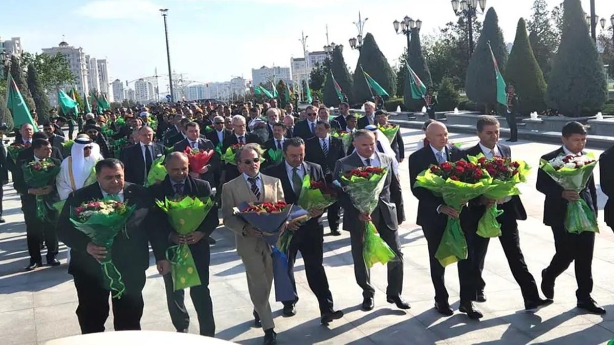 Trkmenistan'da Anayasa ve Bayrak Bayram kutland