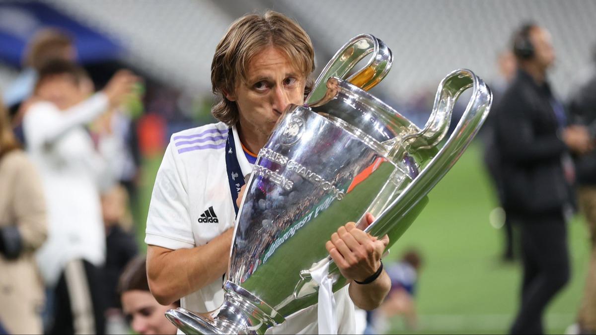 Ve yeni sezonun ilk transferi Luka Modric! 1 yllk imza: Transfer hayrl olsun