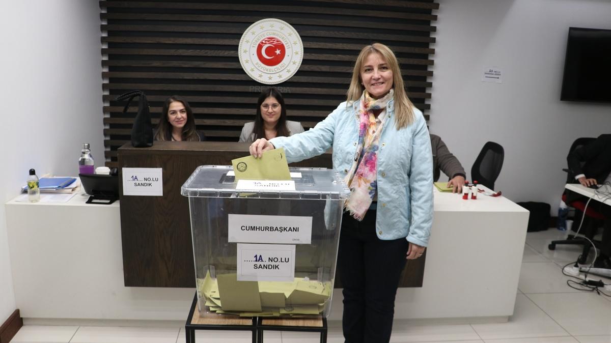 Gney Afrika'da Trkiye'deki seim iin oylama balad