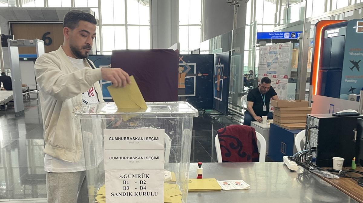 15 binden fazla vatanda havalimannda oy kullanyor