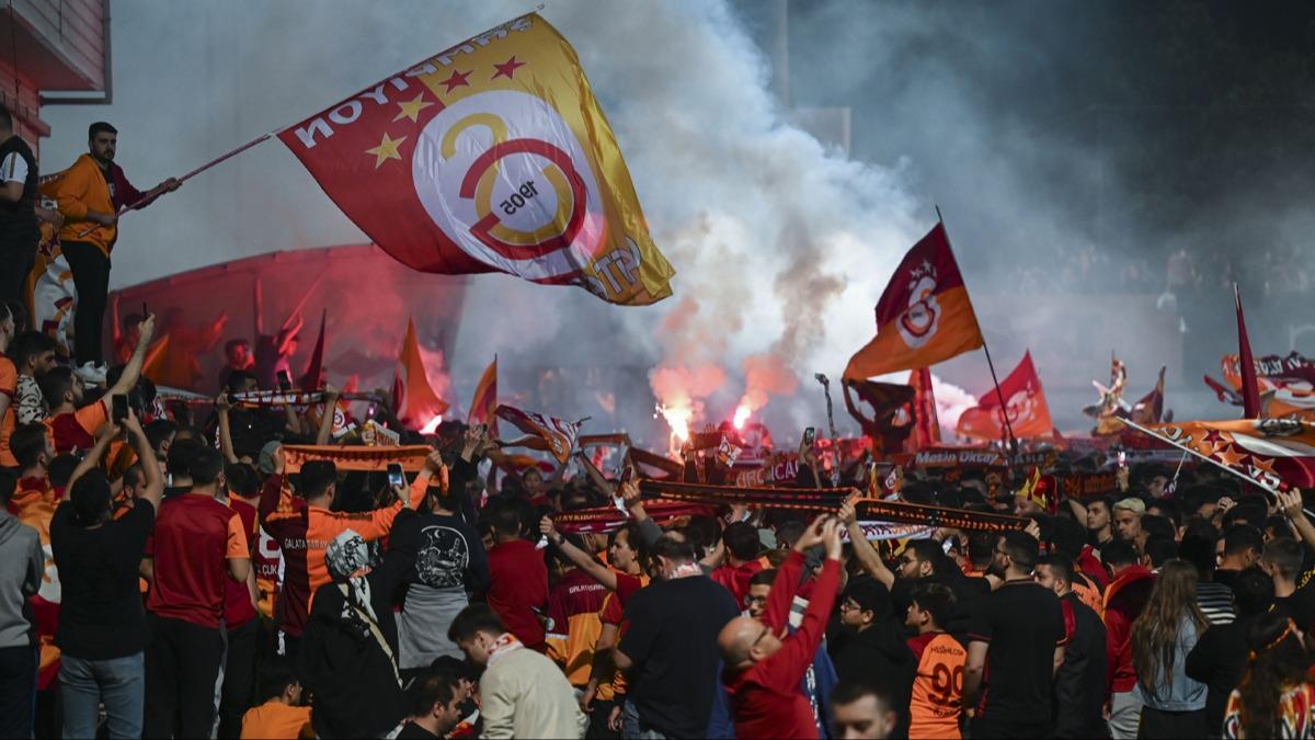 Galatasaray taraftar ampiyonlukla cotu! Her yer sar krmz
