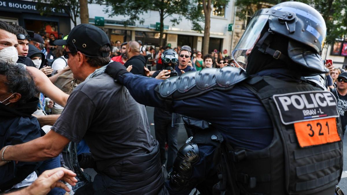 Fransz polisi emeklilik reformu kart gsteriye biber gazyla mdahale etti