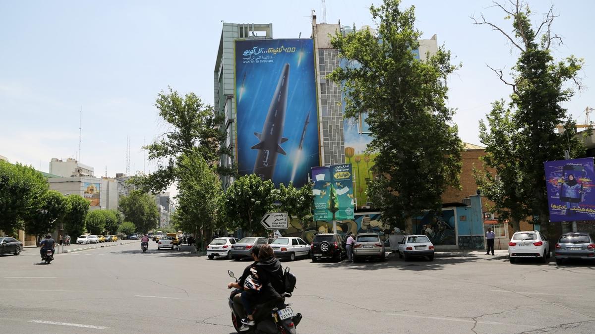 İran sokaklarında İsrail'e hipersonik füzeli İbranice mesaj
