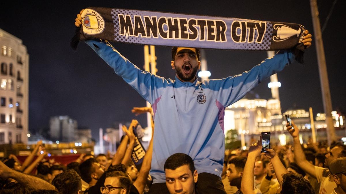 Manchester Cityli taraftarlar zaferi Taksim'de kutlad