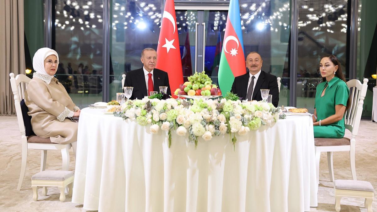 Cumhurbakan Erdoan, Azerbaycan'da onuruna verilen yemee katld 