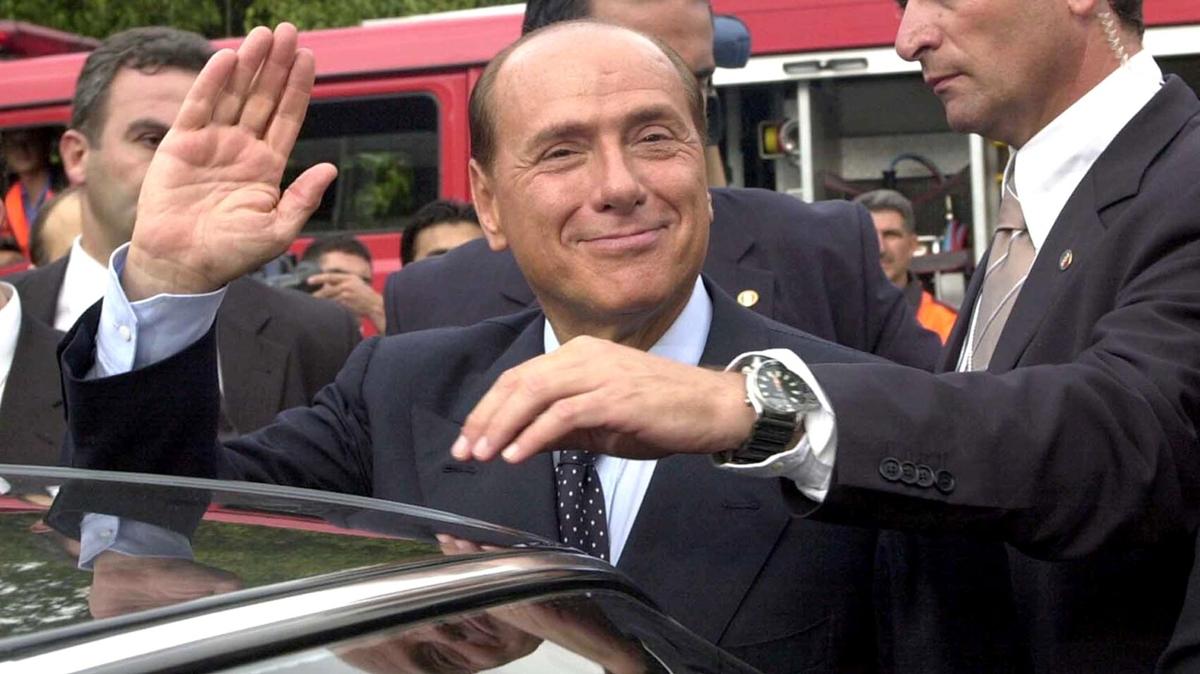 Bakan Fidan ve AK Partili elik, Berlusconi'nin cenaze trenine katlmak zere talya'ya gidiyor