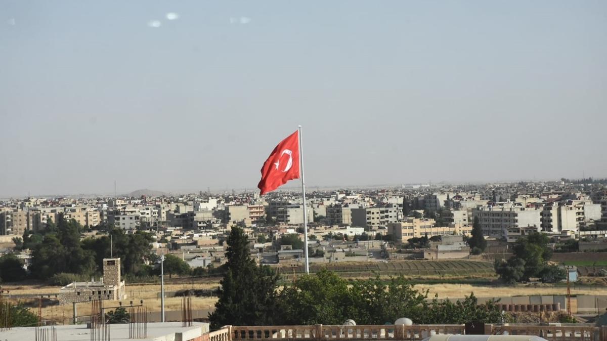 Nusaybin'de Suriye snrna yakn noktada Trk bayra dikildi