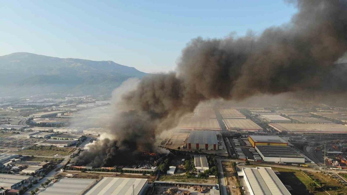 Manisa'daki fabrika yangn 19 saat sonra kontrol altna alnd