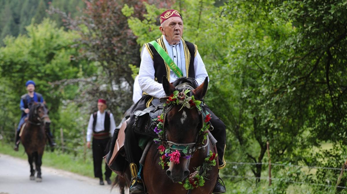 Bosna Hersek'te Ayvaz Dede enlikleri binlerce kiinin kld namazla sona erdi