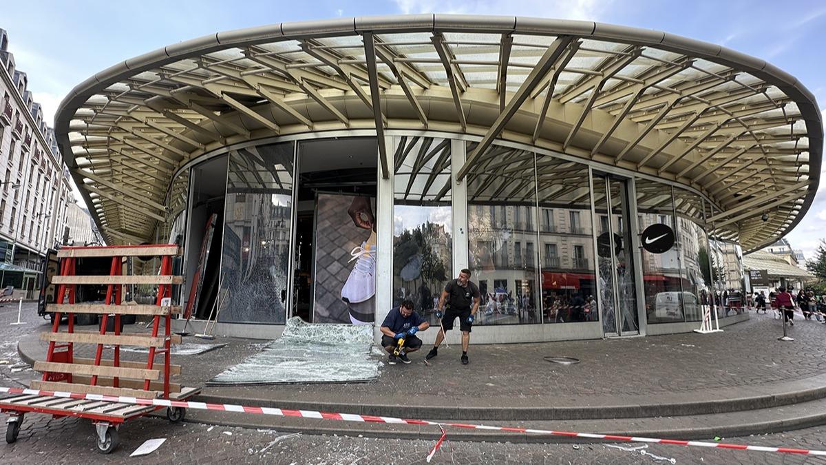 Paris'te yamaya kar lks maazalarn nne polis aralar konuland