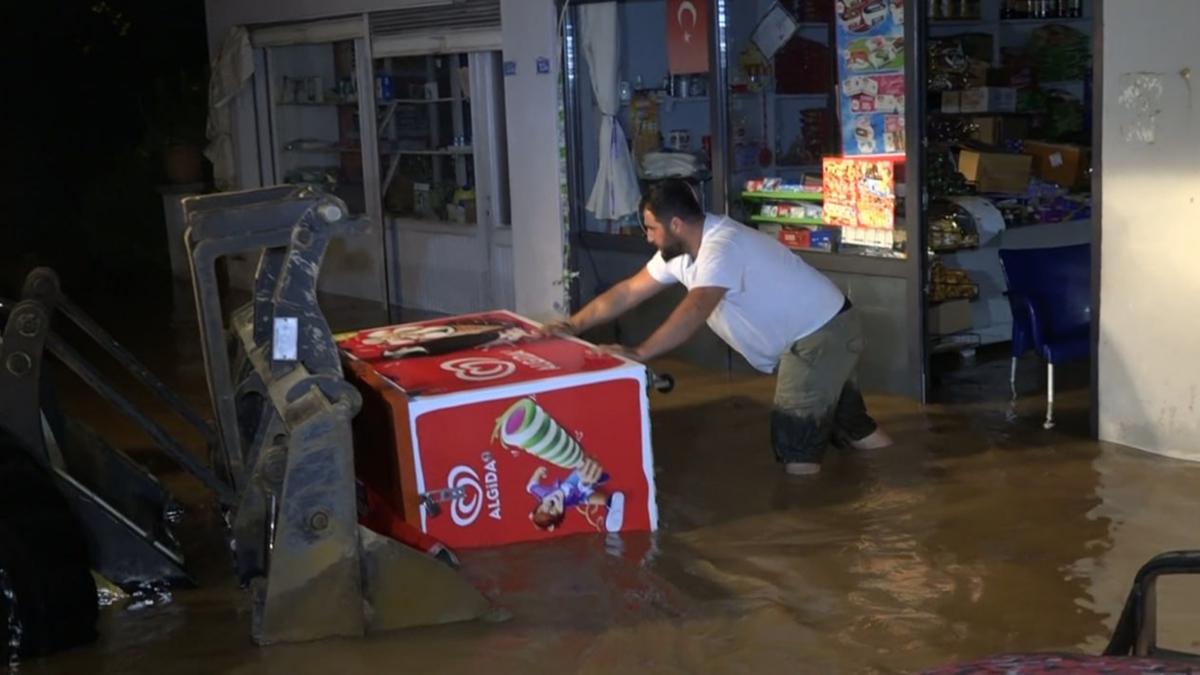 Sakarya'da baz ev ve i yerlerini su bast
