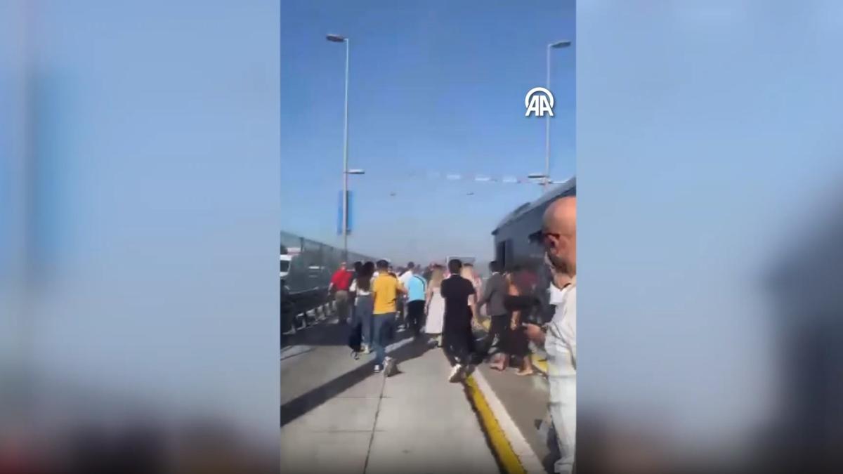 Seyir halindeki metrobsn motor ksmndan duman kt: Yolcular tahliye edildi