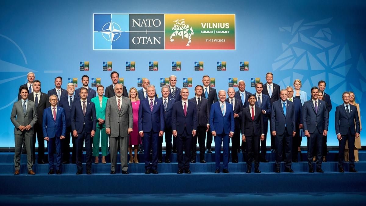 NATO liderleri ve eleri akam yemeinde bir araya geldi 