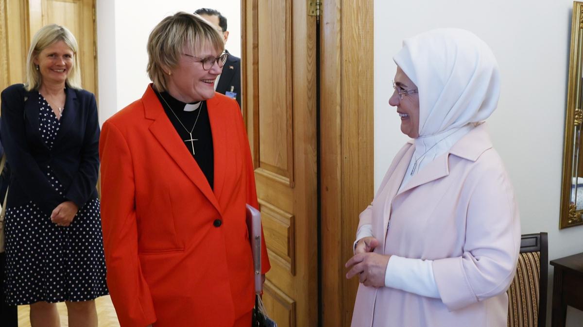 sve Babakan'nn ei ile gren Emine Erdoan'dan Kur'an- Kerim hassasiyeti