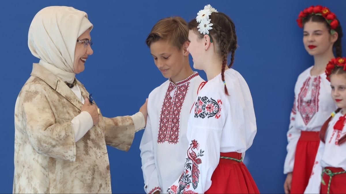 Emine Erdoan, lider eleriyle ''Ukraynal ocuk, Kadn ve Genlerle Buluma Program''na katld