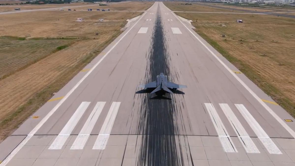 F-4 sava ua kullanld! Hook Bariyer Testi baaryla gerekletirildi