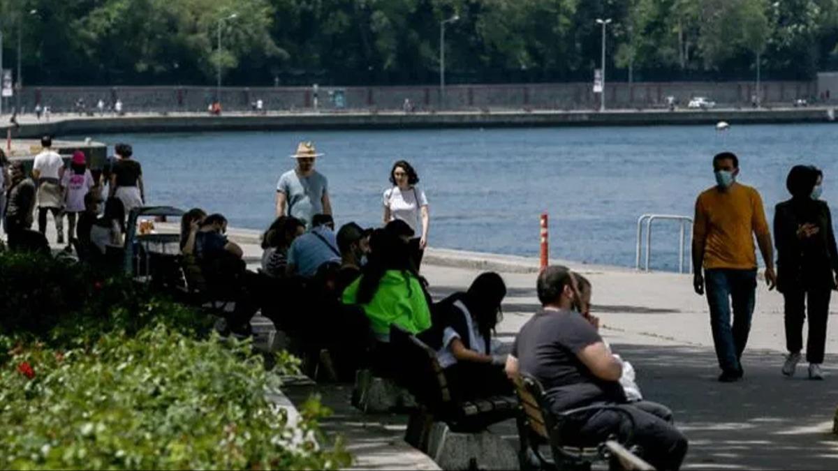 Scak havadan bunalan stanbullular sahil ve parklarda akn etti