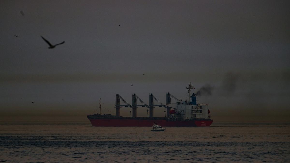 stanbul'da denizin zerinde kahverengi toz bulutu olutu 