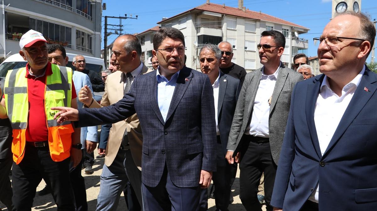 Bakan Tun, selden etkilenen Zonguldak'ta incelemelerde bulunup vatandalarla sohbet etti