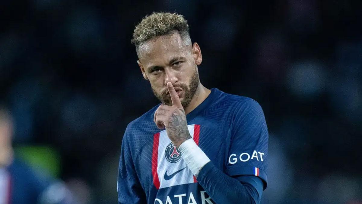 Neymar resmen aklad! 1 sezon daha PSG'de kalacak