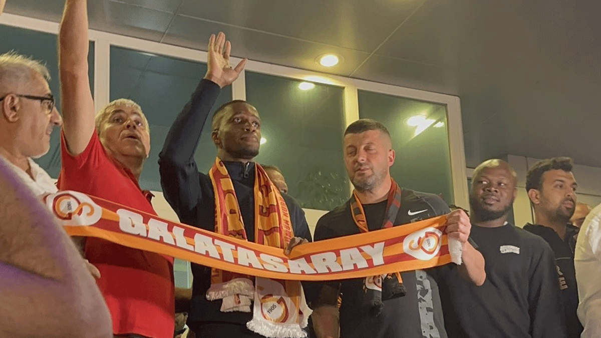 Havalimannda mthi karlama! Galatasaray'n yeni transferi Wilfried Zaha, stanbul'a geldi