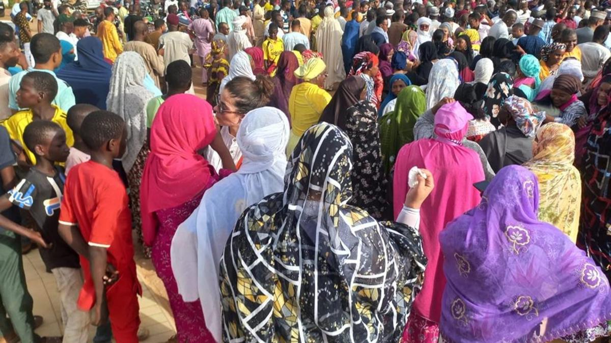Nijer'de halk darbecilere kar sokaa indi