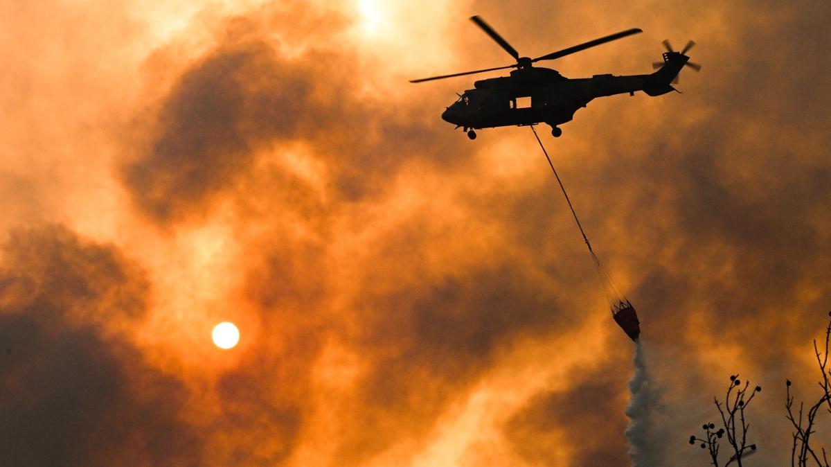 Hava aralarnn Trkiye ve Yunanistan'daki orman yangnlaryla mcadelesi aralksz sryor 