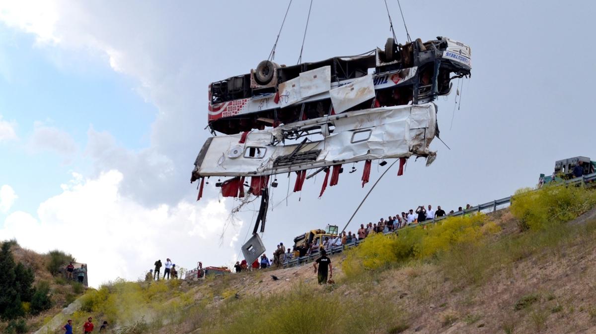 Kars'taki yolcu otobs kazasnda lenlerin says 8'e ykseldi