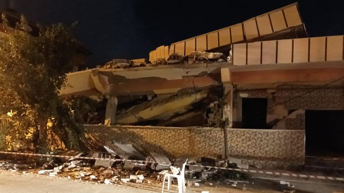 Hatay'da 6 ubat'taki depremlerde ar hasar alan bina kendiliinden kt