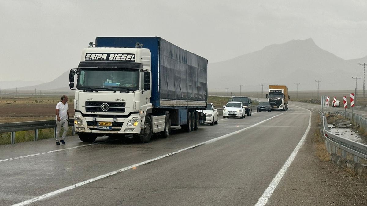 Trkiye-ran snrnda yaanan sel nedeniyle kapanan kara yolu ulama ald