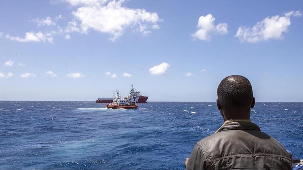 Tunus'ta gmenleri tayan tekne batt! 11 l, 44 kayp