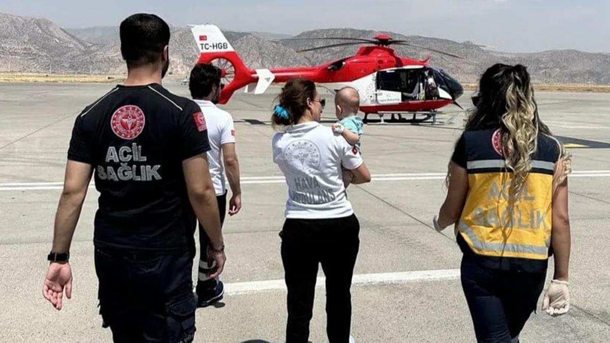 Boğazına çengelli iğne kaçan bebek, ambulans helikopterle hastaneye ulaştırıldı 