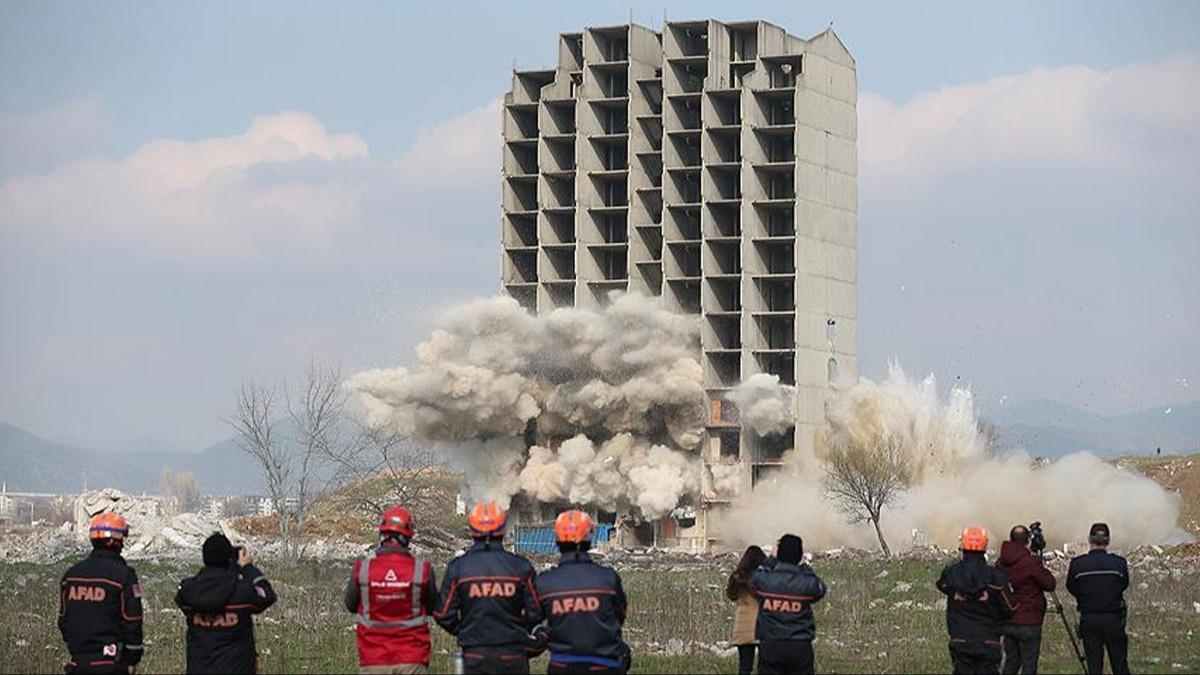 Asrn felaketinin ardndan Malatya'da ar hasarl binalarn patlayclar ile ykmna balanyor