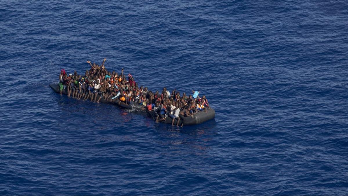 Akdeniz'de srklenen teknedeki onlarca gmen kurtarld