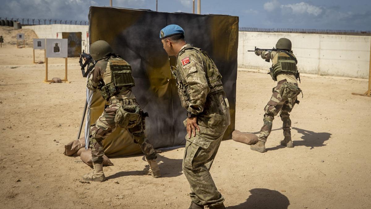 TSK'nn Somali'deki baars birok lkeyi harekete geirdi: Bizim de ordumuzu eitin