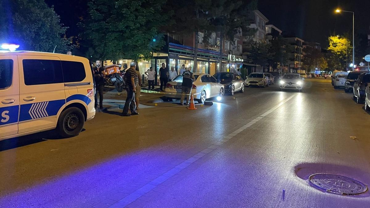 2 kiiyi silahla yaralayan saldrganlar otomobille kaarken 2 yayaya arpt