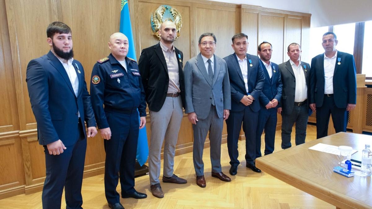 2 Trk Kazakistan'da kahraman ilan edildi! Devlet madalyas verildi