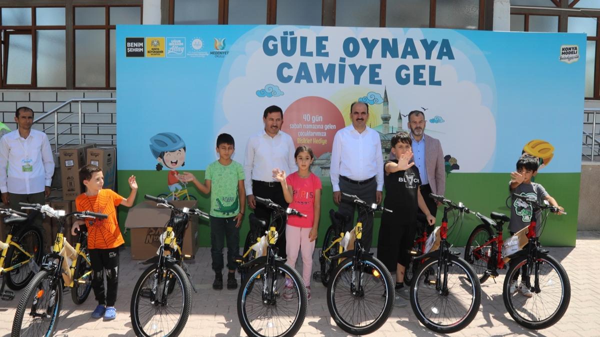 Konya'da 40 gn sabah namazna giden ocuklarn bisiklet hediyelerinin datm balad