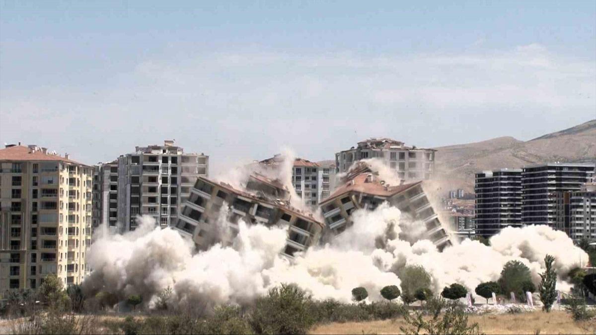 Malatya'da depremin ardndan ar hasar gren 2 bina paylayclar ile ykld