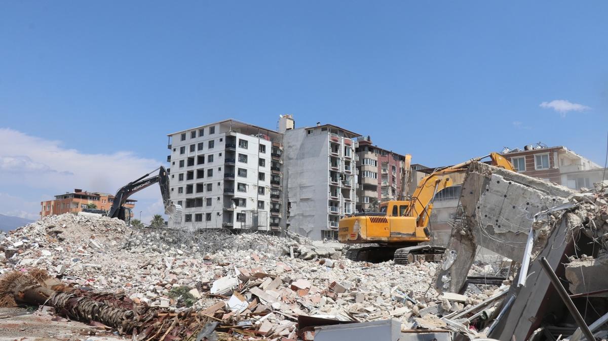 Hatay'da depremin ardndan ar hasar gren binalarn ykmna devam ediliyor