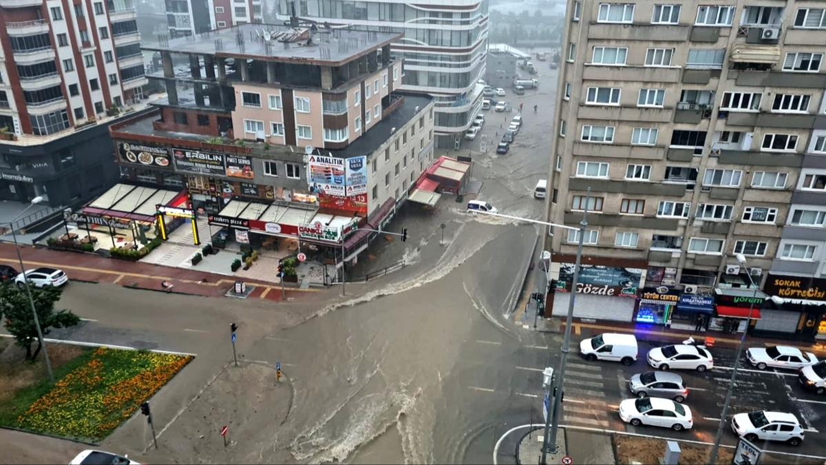 Samsun'da iddetli yamur sebebiyle hayat olumsuz etkilendi