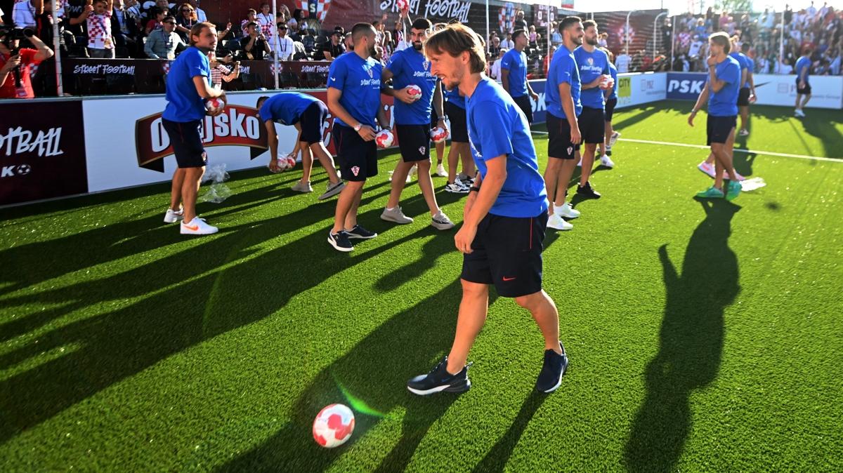 Hrvat oyunculardan sokak futbolu etkinlii