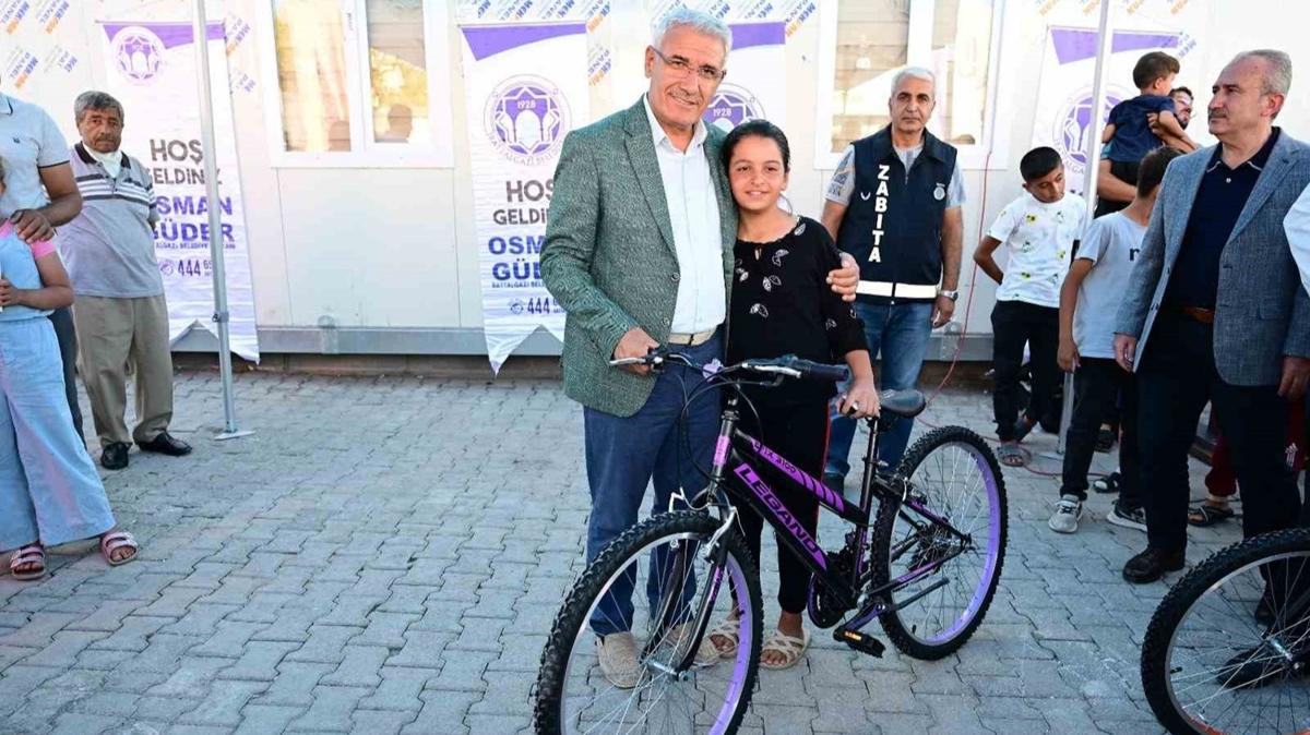 Malatya'da depremzede ocuklara belediye tarafndan bisiklet hediye edildi