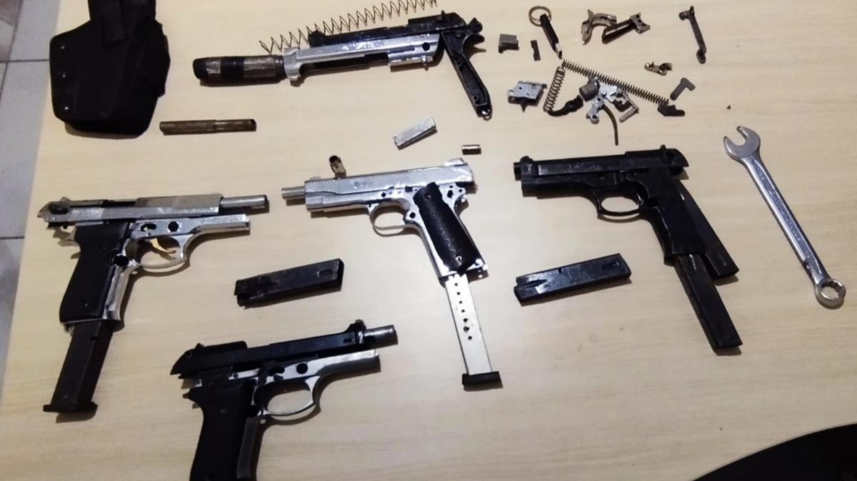 Evlerinde 4 ruhsatsz tabanca bulunan ve aranan sulular tutukland
