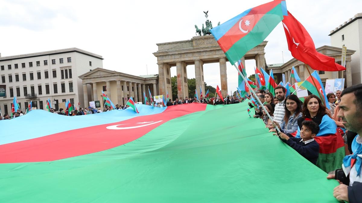 Avrupa'daki Azerbaycanllar lkelerine destek iin bir araya geldi