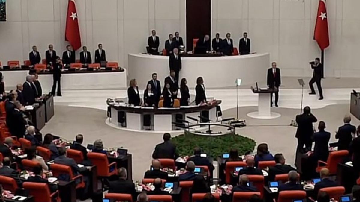 Meclis'te milli iradeye saygszlk! CHP ve HDP sralar yine ayaa kalkmad